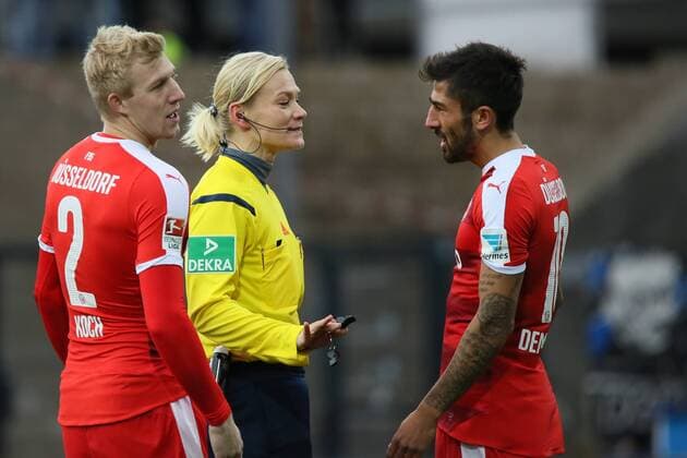 Schiedsrichterin Bibiana Steinhaus mit Kerem Demirbay (Duesseldorf) - FSV Frankfurt vs. Fortuna Duesseldorf, Frankfurter Volksbank Stadion