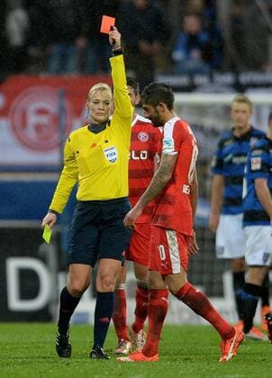 29.11.2015, xfux, Fussball 2.Bundesliga, FSV Frankfurt - Fortuna Duesseldorf, v.l. Schiedsrichterin Bibiana Steinhaus zeigt Kerem Demirbay (Fortuna Duesseldorf) die Rote Karte für, red card for, Platzverweis, Game Misconduct