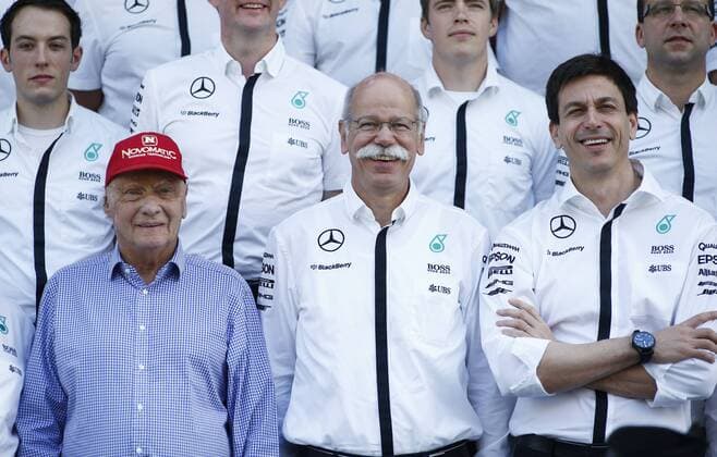 Motorsports: FIA Formula One World Championship WM Weltmeisterschaft 2015, Grand Prix of Abu Dhabi, Niki Lauda (AUT, Mercedes AMG Petronas F1 Team), Dr. Dieter Zetsche (Chairman of the Board of Management of Daimler AG, Head of Mercedes-Benz Cars), Toto Wolff (AUT, Mercedes AMG Petronas Formula One Team), team photo, Teamfoto xHOCHxZWEIx