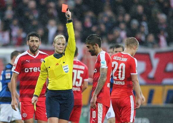Themen der Woche - SPORT Frankfurt v.l. Schiedsrichter Bibiana Steinhaus Gelbe Rote Karte Kerem Demirbay (Fortuna Duesseldorf) FSV Frankfurt - Fortuna Duesseldorf, Fussball, 2. Liga, 29.11.2015 Copyright: Voelkerx Eibner-Pressefoto EP_tvr