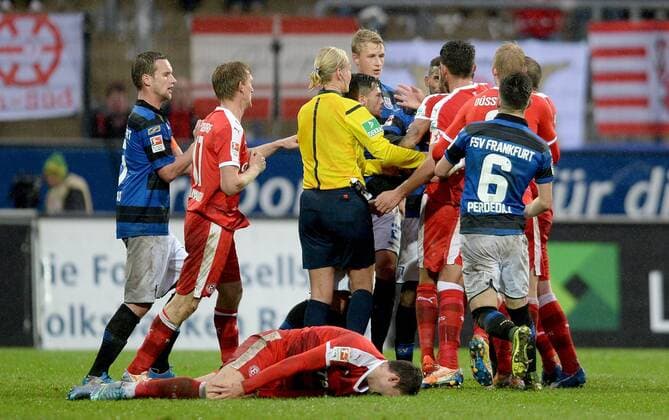 29.11.2015, xfux, Fussball 2.Bundesliga, FSV Frankfurt - Fortuna Duesseldorf, v.l. Rudelbildung mit Schiedsrichterin Bibiana Steinhaus und Spieler vom FSV Frankfurt und Spieler von Fortuna Duesseldorf