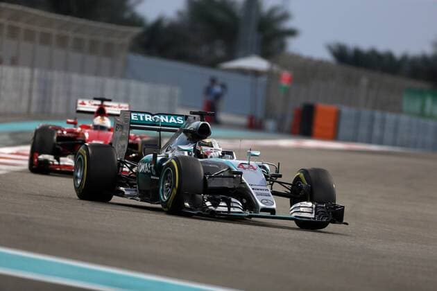 Abu Dhabi Grand Prix, UAE 26 - 29 November 2015 29.11.2015 - Race, Lewis Hamilton (GBR) Mercedes AMG F1 W06 leads Sebastian Vettel (GER) Scuderia Ferrari SF15-T 