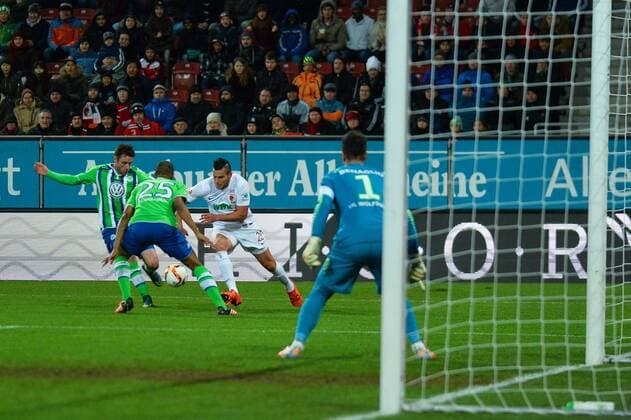 Raul BOBADILLA (FC Augsburg) gegen Naldo (VfL Wolfsburg) und Marcel Schäfer (VfL Wolfsburg) Augsburg, Deutschland, 29.11.2015 - Fussball, 1. Bundesliga, FC Augsburg - VfL Wolfsburg, Fussball, 1. Bundesliga, FC Augsburg - VfL Wolfsburg, xklx