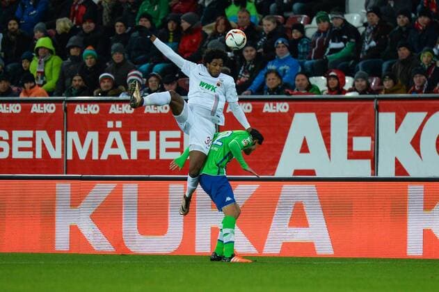 CAIUBY (FC Augsburg) im Kopfbalduell mit Bas Dost (VfL Wolfsburg) Augsburg, Deutschland, 29.11.2015 - Fussball, 1. Bundesliga, FC Augsburg - VfL Wolfsburg, Fussball, 1. Bundesliga, FC Augsburg - VfL Wolfsburg, xklx