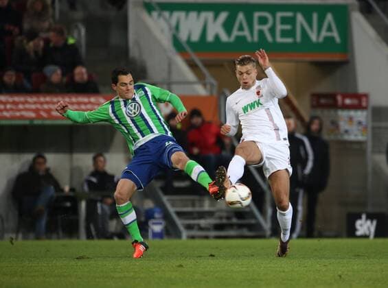 Kampf um den Ball zwischen Marcel Schäfer (VfL Wolfsburg) und Alexander Esswein (FC Augsburg 11, re.), FC Augsburg vs. VfL Wolfsburg, 14. Spieltag, 29.11.2015