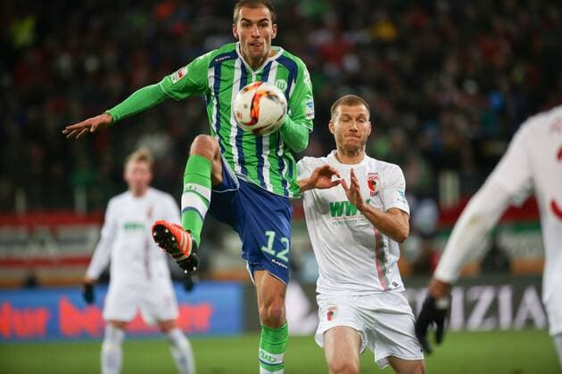 Bas Dost (VfL Wolfsburg) spielt den Ball vor Ragnar Klavan (FC Augsburg 5), FC Augsburg vs. VfL Wolfsburg, 14. Spieltag, 29.11.2015