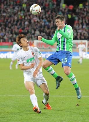 Christian TRAESCH, WOB 15 Zweikampf , Aktion um den Ball gegen Ja-Cheol KOO, FCA 19 FC AUGSBURG - VFL WOLFSBURG Fussball 1. Bundesliga , Muenchen, am 29.11.2015, 14.Spieltag, Saison 2015 2016, 1.Liga, 1.Bundesliga, FCB
