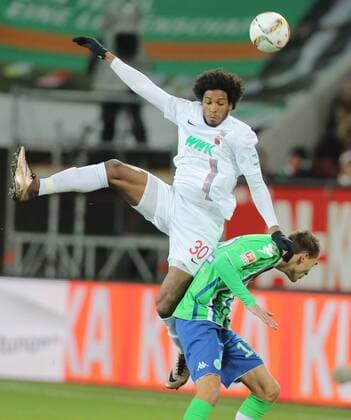 CAIUBY, FCA 30 Zweikampf , Aktion um den Ball gegen Bas DOST, WOB 12 FC AUGSBURG - VFL WOLFSBURG Fussball 1. Bundesliga , Muenchen, am 29.11.2015, 14.Spieltag, Saison 2015 2016, 1.Liga, 1.Bundesliga, FCB
