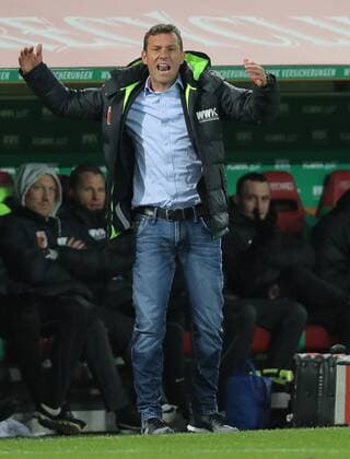 Markus WEINZIERL, FCA Trainer Emotionen, Gefuehle, Reaktion, Wut, wuetend, schrei, Wutausbruch, Aktion Ganzfigur, Aktion, Portrait, Einzelbild FC AUGSBURG - VFL WOLFSBURG Fussball 1. Bundesliga , Muenchen, am 29.11.2015, 14.Spieltag, Saison 2015 2016, 1.Liga, 1.Bundesliga, FCB