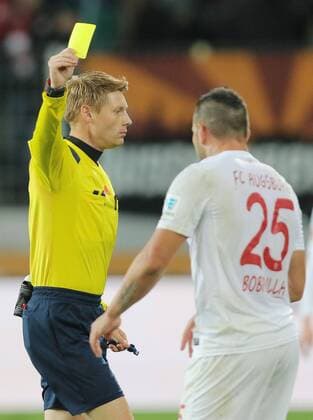 Hauptschiedsrichter Christian DINGERT , Schiedsrichter, Linienrichter mit Fahne, Pfeife zeigt die Gelbe Karte, Verwarnung Raul BOBADILLA, FCA 25 FC AUGSBURG - VFL WOLFSBURG Fussball 1. Bundesliga , Muenchen, am 29.11.2015, 14.Spieltag, Saison 2015 2016, 1.Liga, 1.Bundesliga, FCB