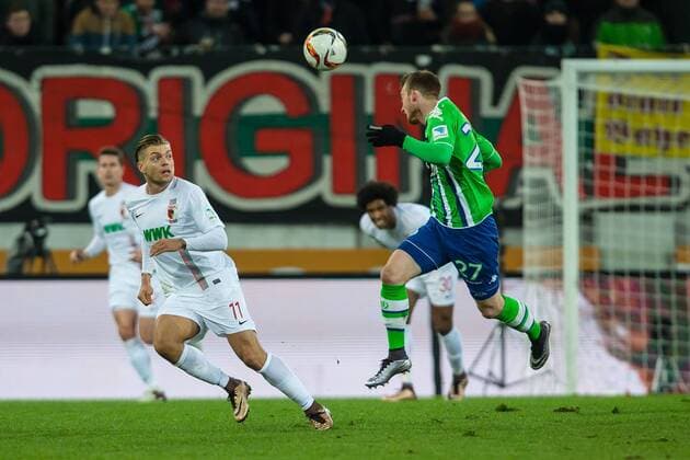 Sonntag, 29.11.2015, 1. Bundesliga, Saison 2015 2016, 14. Spieltag in Augsburg, FC Augsburg - VfL Wolfsburg, v-l Alexander Esswein (FC Augsburg 11) Maximilian Arnold (Wolfsburg 27) DeFodi507
