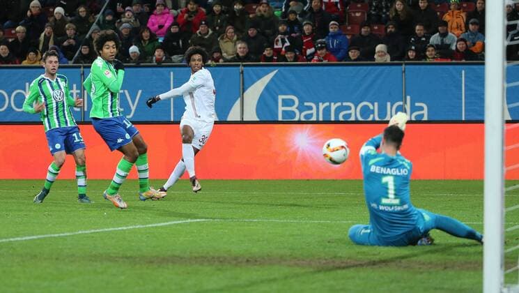 29.11.2015,1.BL, FC Augsburg vs Wolfsburg, WWK Arena Augsburg, Fussball, im Bild: Christian Träsch (VfL Wolfsburg), Dante (VfL Wolfsburg), Caiuby (FC Augsburg) scheitert an Torwart Diego Benaglio (VfL Wolfsburg)