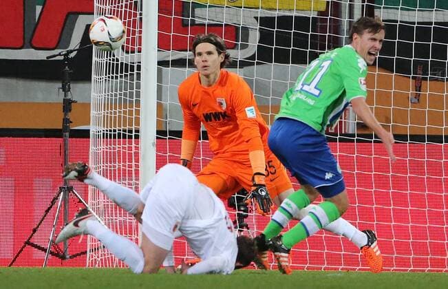 29.11.2015,1.BL, FC Augsburg vs Wolfsburg, WWK Arena Augsburg, Fussball, im Bild: Ragnar Klavan (FC Augsburg) Marwin Hitz (FC Augsburg) und Max Kruse (VfL Wolfsburg)