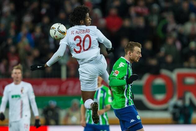 Sonntag, 29.11.2015, 1. Bundesliga, Saison 2015 2016, 14. Spieltag in Augsburg, FC Augsburg - VfL Wolfsburg, v-l Caiuby Francisco da Silva (FC Augsburg 30) Maximilian Arnold (Wolfsburg 27) DeFodi507