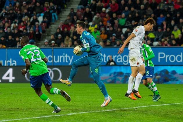 Sonntag, 29.11.2015, 1. Bundesliga, Saison 2015 2016, 14. Spieltag in Augsburg, FC Augsburg - VfL Wolfsburg, v-l Torwart Diego Benaglio (Wolfsburg 1) Ja-Cheol Koo (FC Augsburg 19) DeFodi507