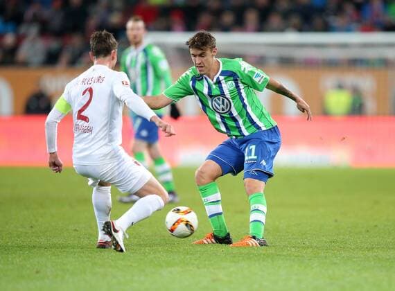 Augsburg Paul Verhaegh ( FC Augsburg ) rechts Max Kruse ( VfL Wolfsburg ) FC Augsburg vs. VfL Wolfsburg, Fussball, 1.Bundesliga, 29.11.2015, Copyright: Langerx xEibner-Pressefoto EP_HLR