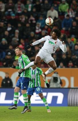 Augsburg Maximilian Arnold ( VfL Wolfsburg ) rechts Caiuby ( FC Augsburg ) FC Augsburg vs. VfL Wolfsburg, Fussball, 1.Bundesliga, 29.11.2015, Copyright: Langerx xEibner-Pressefoto EP_HLR