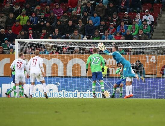 Augsburg Maximilian Arnold ( VfL Wolfsburg ) Raul Bobadilla ( FC Augsburg ) Diego Benaglio ( VfL Wolfsburg ) hat den Ball beim rauskommen FC Augsburg vs. VfL Wolfsburg, Fussball, 1.Bundesliga, 29.11.2015, Copyright: Langerx xEibner-Pressefoto EP_HLR
