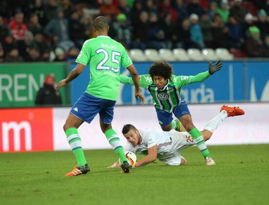 Augsburg Naldo ( VfL Wolfsburg ) Raul Bobadilla ( FC Augsburg ) Dante ( VfL Wolfsburg ) FC Augsburg vs. VfL Wolfsburg, Fussball, 1.Bundesliga, 29.11.2015, Copyright: Langerx xEibner-Pressefoto EP_HLR