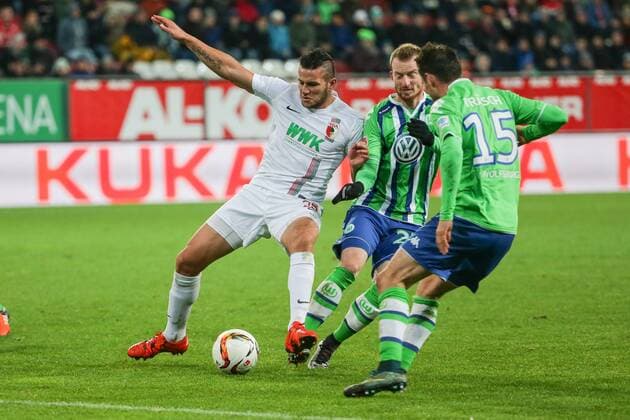 Sonntag, 29.11.2015, 1. Bundesliga, Saison 2015 2016, 14. Spieltag in Augsburg, FC Augsburg - VfL Wolfsburg, Raul Bobadilla ( 25, FC Augsburg) gegen Maximilian Arnold ( 27, VfL Wolfsburg) und Christian Traesch ( 15, VfL Wolfsburg) v.l. DeFodi501
