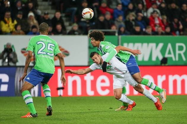 Sonntag, 29.11.2015, 1. Bundesliga, Saison 2015 2016, 14. Spieltag in Augsburg, FC Augsburg - VfL Wolfsburg, Dante ( 18, VfL Wolfsburg) foult Raul Bobadilla ( 25, FC Augsburg) v.r. Links Naldo ( 25, VfL Wolfsburg) DeFodi501