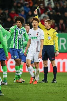 Sonntag, 29.11.2015, 1. Bundesliga, Saison 2015 2016, 14. Spieltag in Augsburg, FC Augsburg - VfL Wolfsburg, Schiedsrichter Christian Dingert re. zeigt Dante ( 18, VfL Wolfsburg) li. die gelbe Karte DeFodi501