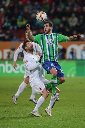 Sonntag, 29.11.2015, 1. Bundesliga, Saison 2015 2016, 14. Spieltag in Augsburg, FC Augsburg - VfL Wolfsburg, Zweikampf zwischen Daniel Baier ( 10, FC Augsburg) und Vieirinha ( 8, VfL Wolfsburg) v.l. DeFodi501