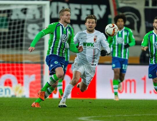Sonntag, 29.11.2015, 1. Bundesliga, Saison 2015 2016, 14. Spieltag in Augsburg, FC Augsburg - VfL Wolfsburg, v-l Andre Schuerrle (Wolfsburg 17) Daniel Baier (FC Augsburg 10) DeFodi507