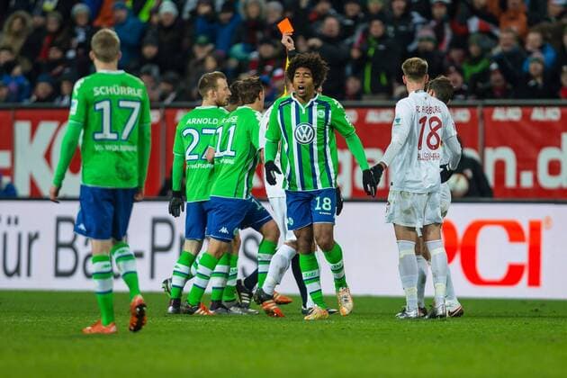Sonntag, 29.11.2015, 1. Bundesliga, Saison 2015 2016, 14. Spieltag in Augsburg, FC Augsburg - VfL Wolfsburg, Schiedsrichter Christian Dingert erteilt Dante (Wolfsburg 18) die rote Karte DeFodi507