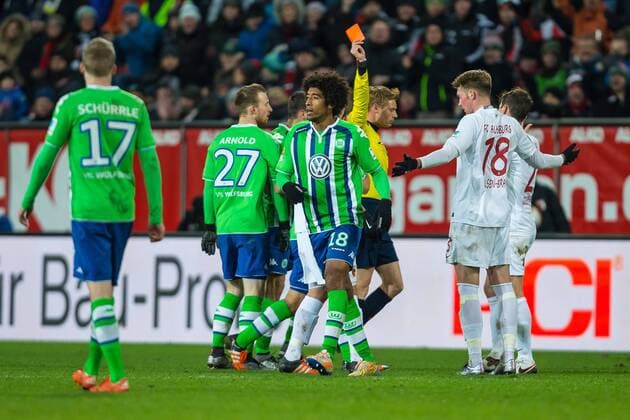 Sonntag, 29.11.2015, 1. Bundesliga, Saison 2015 2016, 14. Spieltag in Augsburg, FC Augsburg - VfL Wolfsburg, Schiedsrichter Christian Dingert erteilt Dante (Wolfsburg 18) die rote Karte DeFodi507