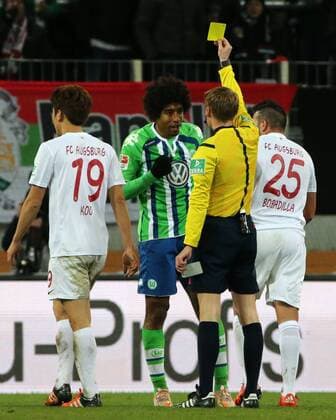 29.11.2015,1.BL, FC Augsburg vs Wolfsburg, WWK Arena Augsburg, Fussball, im Bild: Dante (VfL Wolfsburg) bekiommt die erste Gelbe Karte