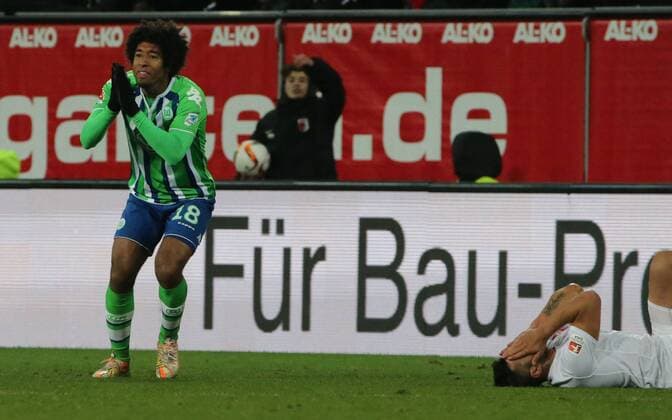 29.11.2015,1.BL, FC Augsburg vs Wolfsburg, WWK Arena Augsburg, Fussball, im Bild: Dante (VfL Wolfsburg) versteht die Wlt nicht mehr und Raul Bobadilla (FC Augsburg) liegt am Boden