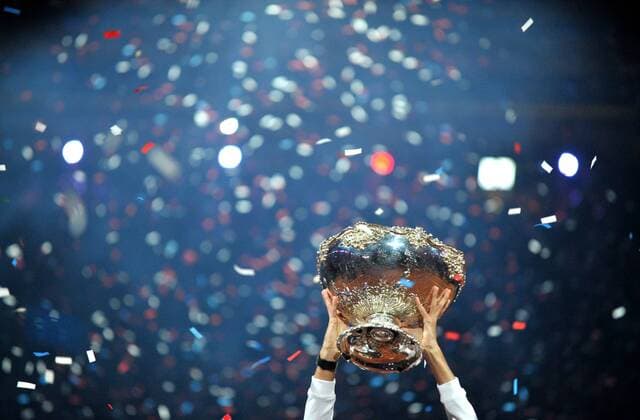 Tennis - 2015 Davis Cup by BNP Paribas - World Group Final: Belgium vs. Great Britain Day Three Rubber Four: Singles David Goffin (Bel) vs. Andy Murray (GB) Great Britain s Andy Murray celebrates winning his match with team-mates and winning the Davis Cup at the Flanders Expo, Ghent. COLORSPORT JANE BARLOW 