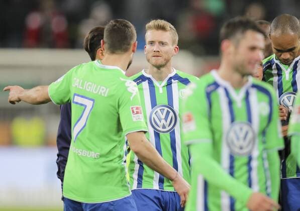 Andre SCHUERRLE, WOB 17 Daniel CALIGIURI, WOB 7 reden, diskutieren, streiten, unterhalten, Aktion FC AUGSBURG - VFL WOLFSBURG 0-0 Fussball 1. Bundesliga , Muenchen, am 29.11.2015, 14.Spieltag, Saison 2015 2016, 1.Liga, 1.Bundesliga, FCB