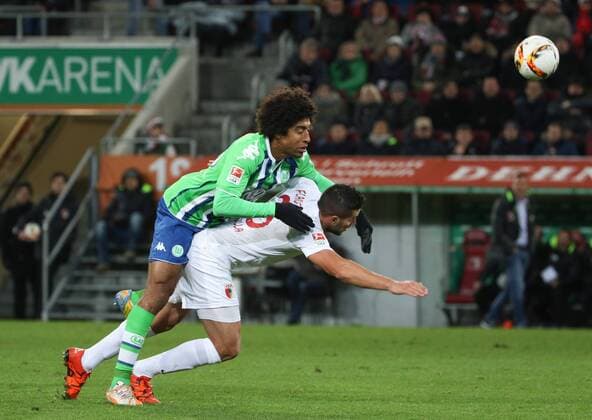 Zweikampf zwischen Dante (VfL Wolfsburg) und Raul Bobadilla (FC Augsburg 25), Gelbe Karte, Verwarnung gegen Dante (VfL Wolfsburg),