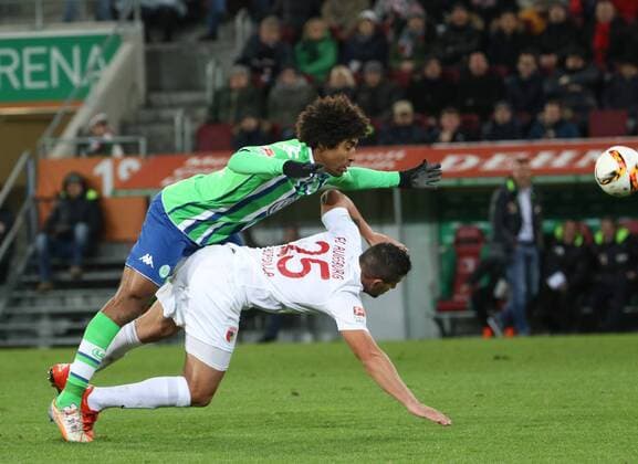 Zweikampf zwischen Dante (VfL Wolfsburg) und Raul Bobadilla (FC Augsburg 25), Gelbe Karte, Verwarnung gegen Dante (VfL Wolfsburg),