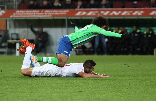 Zweikampf zwischen Dante (VfL Wolfsburg) und Raul Bobadilla (FC Augsburg 25), Gelbe Karte, Verwarnung gegen Dante (VfL Wolfsburg),