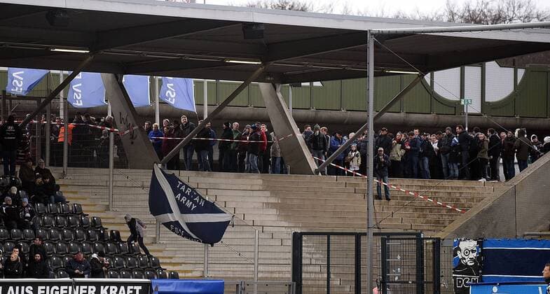 Fußball, Stadiongeschichte FSV Frankfurt 29.11.2015, xhbx, Fussball 2.Bundesliga, FSV Frankfurt - Fortuna Duesseldorf, v.l. Lange Schlange beim Einlass