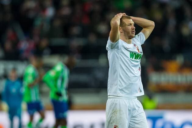 Sonntag, 29.11.2015, 1. Bundesliga, Saison 2015 2016, 14. Spieltag in Augsburg, FC Augsburg - VfL Wolfsburg, enttaeuscht, enttaeuschung, Ragnar Klavan (FC Augsburg 5) DeFodi507