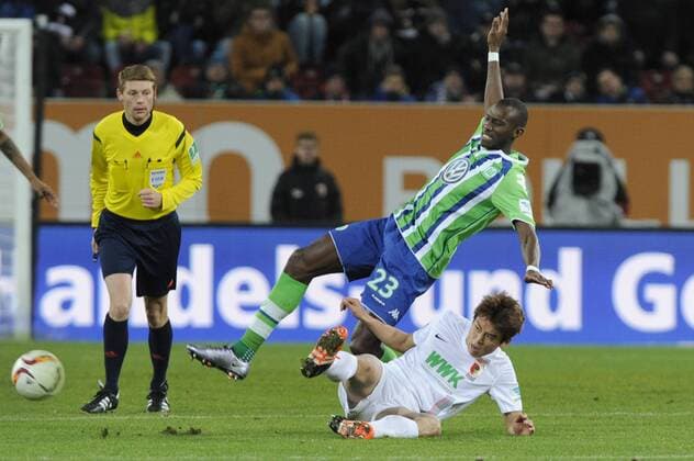 Joshua GUILAVOGUI (VFL Wolfsburg),Aktion,Zweikampf gegen Ja Cheo KOO (FC Augsburg).Li:Schiedsrichter Christian DINGERT, Fussball 1. Bundesliga, 14. Spieltag, FC Augsburg-VFL Wolfsburg 0-0, am 29.11.2015 in Augsburg Deutschland. WWK ARENA.
