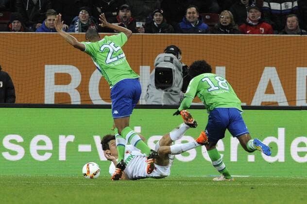 NALDO (VFL Wolfsburg) foult Ja Cheo KOO (FC Augsburg) im Strafraum-es gibt keinen Elfmeter,Aktion,Zweikampf. Fussball 1. Bundesliga, 14. Spieltag, FC Augsburg-VFL Wolfsburg 0-0, am 29.11.2015 in Augsburg Deutschland. WWK ARENA.