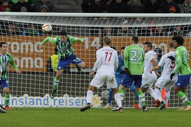 Christian TRAESCH,Träsch (VFL Wolfsburg) koepft den Ball von der Linie,Torchance Augsburg,Aktion. Fussball 1. Bundesliga, 14. Spieltag, FC Augsburg-VFL Wolfsburg 0-0, am 29.11.2015 in Augsburg Deutschland. WWK ARENA.
