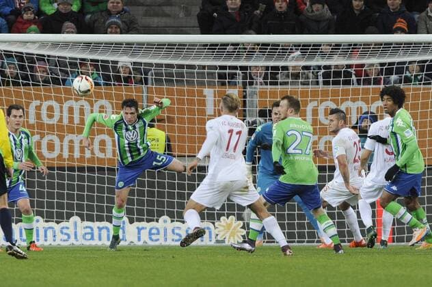 Christian TRAESCH,Träsch (VFL Wolfsburg) koepft den Ball von der Linie,Torchance Augsburg,Aktion. Fussball 1. Bundesliga, 14. Spieltag, FC Augsburg-VFL Wolfsburg 0-0, am 29.11.2015 in Augsburg Deutschland. WWK ARENA.