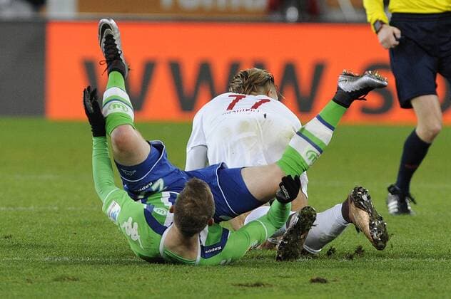 Kampf in allen Lagen-Maximilian ARNOLD (VFL Wolfsburg),Aktion,Zweikampf gegen Alexander ESSWEIN (FC Augsburg).Fussball 1. Bundesliga, 14. Spieltag, FC Augsburg-VFL Wolfsburg 0-0, am 29.11.2015 in Augsburg Deutschland. WWK ARENA.