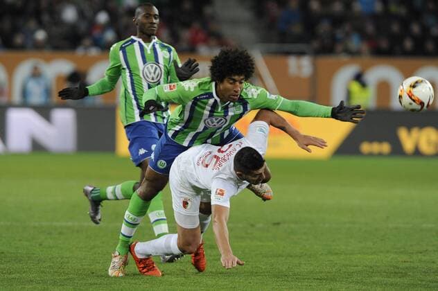 DANTE (VFL Wolfsburg),Aktion,Zweikampf, Foulspiel an Raul BOBADILLA (FC Augsburg). Fussball 1. Bundesliga, 14. Spieltag, FC Augsburg-VFL Wolfsburg 0-0, am 29.11.2015 in Augsburg Deutschland. WWK ARENA.