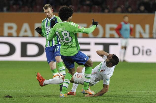 DANTE (VFL Wolfsburg),Aktion,Zweikampf, Foulspiel an Raul BOBADILLA (FC Augsburg),Platzverweis,Gelb Rotet Karte. Fussball 1. Bundesliga, 14. Spieltag, FC Augsburg-VFL Wolfsburg 0-0, am 29.11.2015 in Augsburg Deutschland. WWK ARENA.