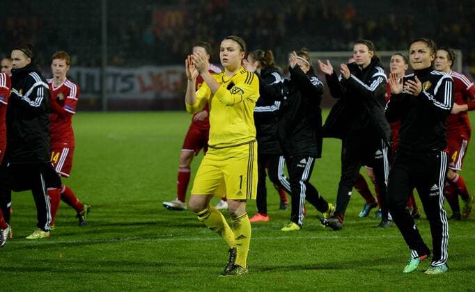 - LEUVEN, BELGIUM: Belgium s goalkeeper Justien Odeurs (C) and her teammates greet the fans after a Euro2017 qualification match between the Red Flames Belgian national women soccer team, and Serbia, Monday 30 November 2015 in Leuven. DAVIDxCATRY  x04749910x