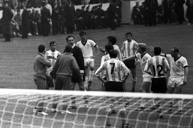 Weltmeisterschaft Vorrunde, BR Deutschland - Argentinien in Birmingham: Rudelbildung um Schiedsrichter Konstantin Zecevic, dahinter: Wolfgang Overath, re.: Uwe Seeler , 3.v.re.: Helmut Haller (alle BRD)