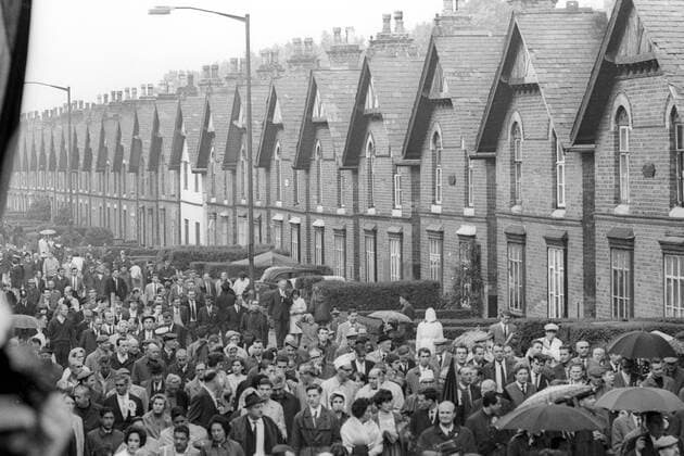 1 Jahr bis WM 2022: Historie, Stadien und Architektur Weltmeisterschaft 1966: Zuschauer auf dem Weg zum Spiel BR Deutschland - Argentinien in Birmingham