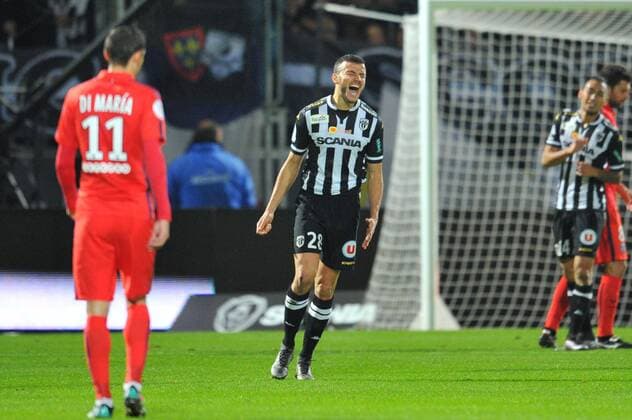 Fußball, Angers SCO - Paris St. Germain Romain SAISS (sco) - Fussball Frankreich, Ligue 1, Angers SCO vs. Paris Saint Germain PSG - 01 12 2015 FEP Panoramic 